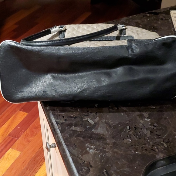 Guess handbag. - Picture 7 of 7